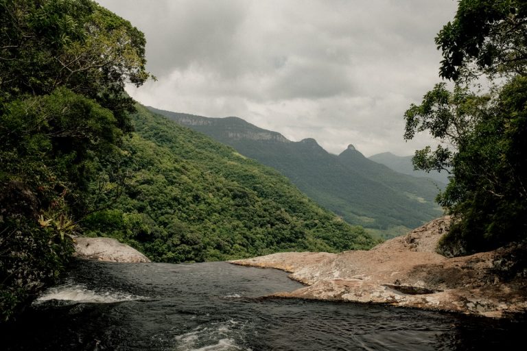 DO LITORAL À SERRA – CASCATA DA PEDRA BRANCA